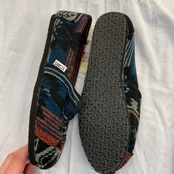 New Toms w/o tags Women’s Size 8.5. Fleece inside. - Picture 2 of 6